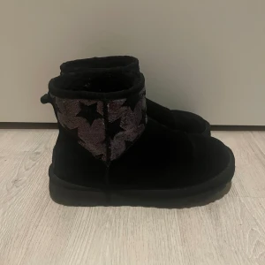 UGGS - Svarta äkta UGGS med stjärnor och paljetter. Har vanligtvis storlek 37 men dessa i 38 passar perfekt. Bra skick men kommer ej till användning längre💕