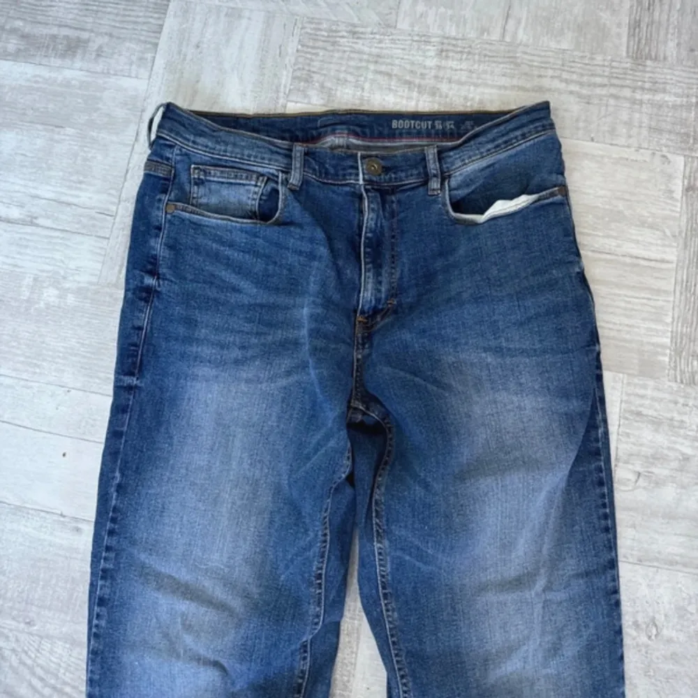 Sköna jeans med bra passform. Bara att skriva för mått eller vid frågor . Jeans & Byxor.