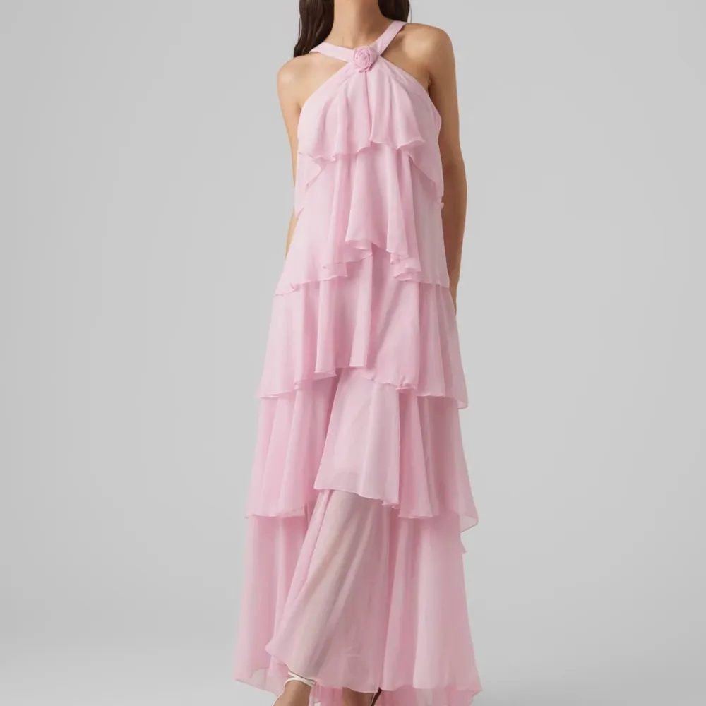 Intressekoll på denna fina klänning från Vero Moda i storlek S🌸Pris kan diskuteras   BUD JUST NU - 2400. Klänningar.