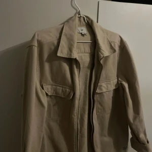 Jeans jacka - Jeans jacka som är i ett nyskick! Superfin och passar väldigt bra med allt. 