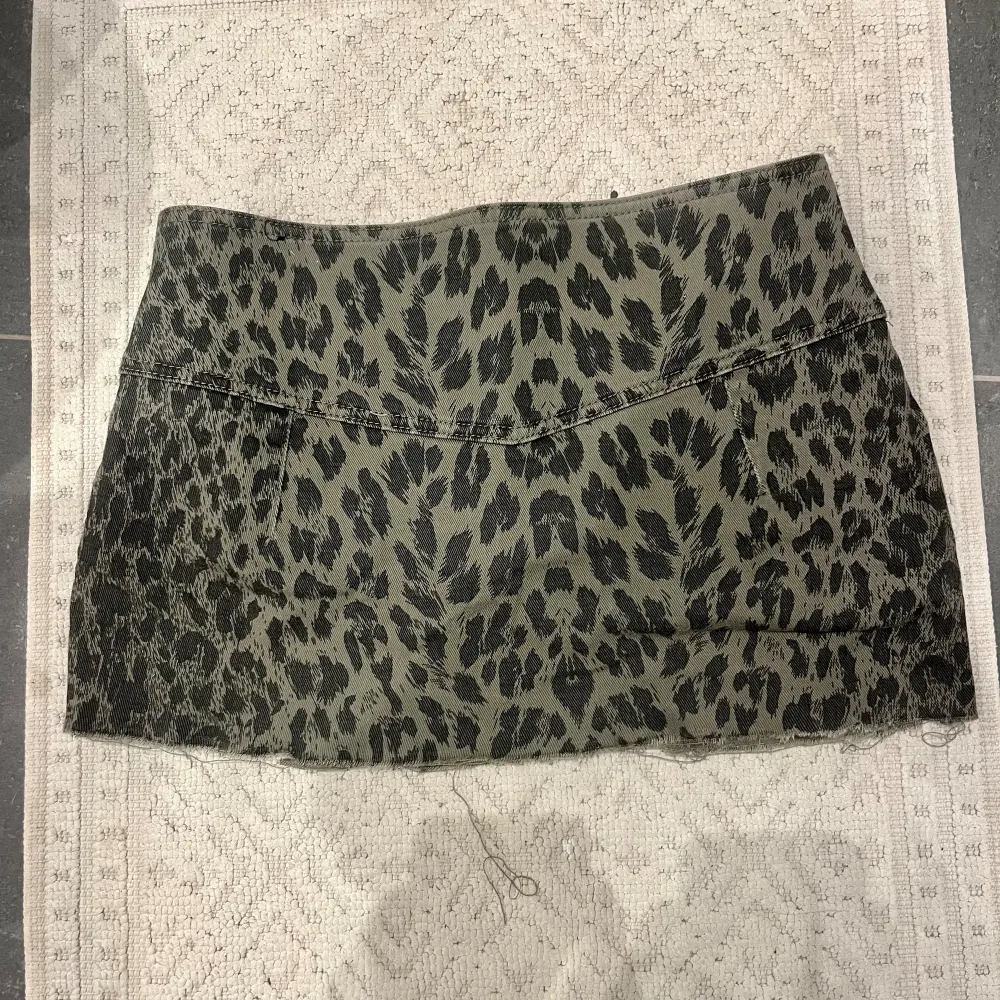 Så fin leopard kjol. Midjemått 37cm rakt över, längd 28 cm. Köp via köp nu ❤️‍🔥. Kjolar.