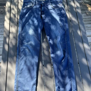 Replay jeans  - Tjena! Säljer nu mina trendiga jeans ifrån replay. Modellen är Anbass! Skicket på jeansen är 9,5/10, som nya! Jeansen är i storlek 32. Endast jeansen medföljer. Vid fler frågor/bilder är det bara och höra av sig!