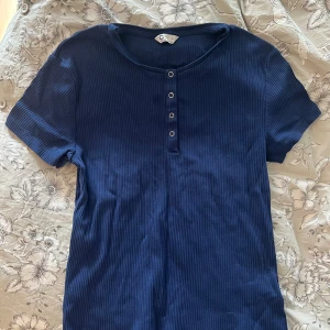 Tshirt - Blå T-shirt med knappar från Cubus storlek L Nyskick