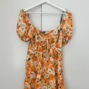Perfekt klänning till sommarn som är helt ny med prislappen kvar🧡 