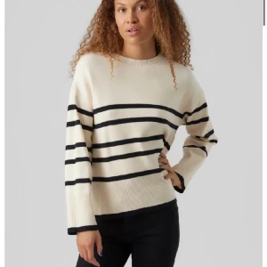 Fin stickad tröja ifrån Vero Moda - Säljer denna sköna stickade tröjan🌟 inga defekter o använd fåtal gånger 🌟 nypris 499kr