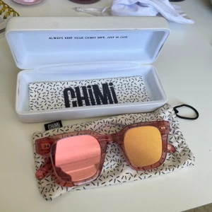 Chimi - Säljer dessa rosa chimis. Färgen är guava modell #004 med reflekterande/spegelglas. Solglasögonen är i mycket bra skick men fodralet har däremot några fläckar silverschampo sen ja tog med dom på en resa men dessa syns knappt, se sista bilden för det.