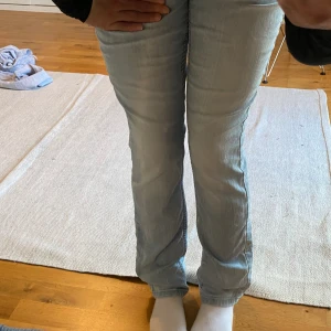 Lågmidjade jeans  - Superfina jeans, aldrig använda men köpta på sellpy, kommer ej till användning därav säljer jag dom 💓🙌🏽kan ej måtten men dom är perfekta i längden på mig som är 162 ungefär. 