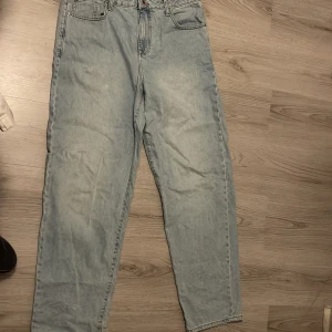 Asos jeans blåa - Ett par ljus blåa asos jeans, nästan helt oanvända
