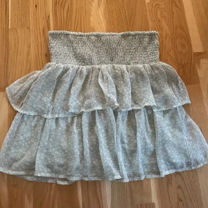 Kjol - Superfin grön kort kjol som ej kommit till användning💓