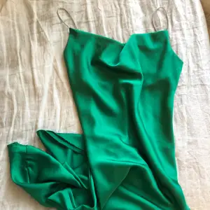 Grön siden klänning
