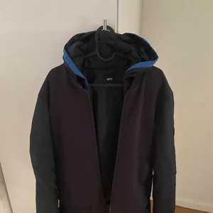 Hugo boss jacka  - Säljer en fin Hugo vår jacka  Sick 8/10 Size S  Går ner i pris vid snabb affär  