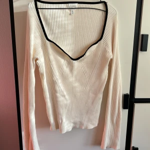 H&M tröja - H&M tröja som knappts används! Stretchig material🔥