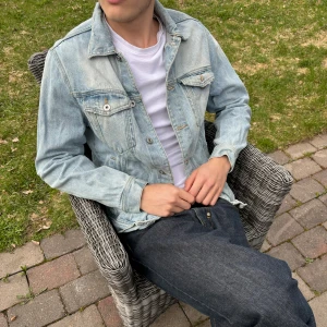 Zara jeansjacka - Ljusblå jeansjacka från zara man i storlek L. Som referens är jag 186cm lång. Passar även M. Sparsamt använd, gott skick!