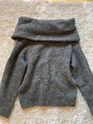 Supermysig off shoulder tröja - Supermysig off shoulder tröja från H&M. Använd ett fåtal gånger så i bra skick. Nypris: 300 kr. Hör av dig vid frågor och funderingar!💗