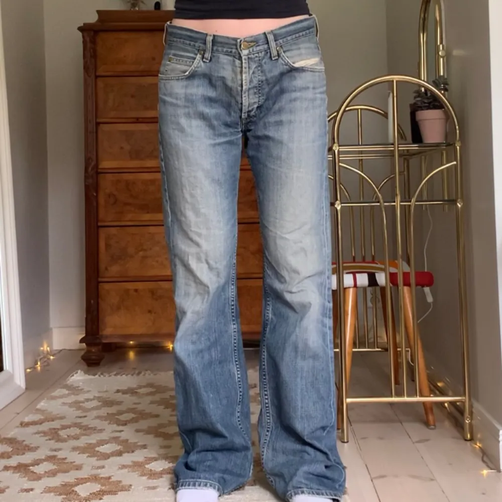 Lågmidjade raka jeans med slitningar på sidan/bak, från Lee! Jag är 173 cm, midjemåttet är 82 cm och innerbenslängden 85 cm (lite stora på mig) 💘. Jeans & Byxor.