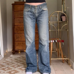 Vintage Lee-jeans - Lågmidjade raka jeans med slitningar på sidan/bak, från Lee! Jag är 173 cm, midjemåttet är 82 cm och innerbenslängden 85 cm (lite stora på mig) 💘