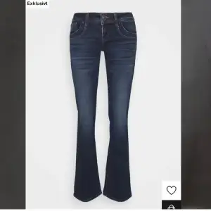 Säljer dessa snygga, lågmidjade, slutsålda ltb jeans i storlek 24/30. Använda få gånger och har inga defekter! Nypris är 829❤️‍🔥