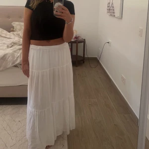 Långkjol - Säljer denna vita fina långkjol från Stradivarius, använd en gång🎶💘 Storlek M, pris kan diskuteras!