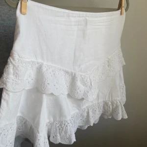Sommar kjol  - Super fin, somrig kjol som bara är använd en gång!🌸 lägsta pris förslag 80 kr! Säljer pågrund av att den är för liten! 