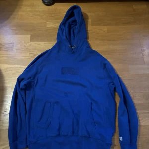 Blå hoodie - Aldrig använd hoodie, rensar garderoben