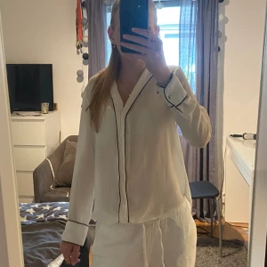 Zara blus - Jätte fin och elegant Zara blus som ej kommer till användning. Köpte den för 400kr. Säljer för 90kr Inga defekter.