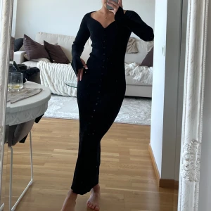 Zara klänning storlek S - Klänning från zara i storlek S, passar även XS lika bra då den är stretchig. Ribbad med knappar hela vägen ner. I fint skick utan defekter eller andra anmärkningar, endast använd 1 gång + för bilden. 