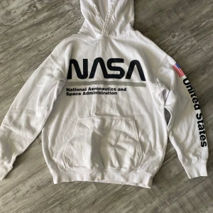 Hoodie  - Bra skick. Vit Hoodie med tryck 