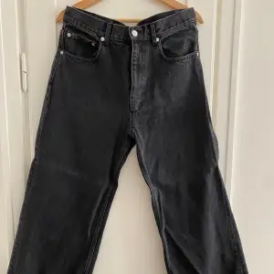 Fina svarta jeans från Weekday. Utsvängda ben och högmidja.  Lite stretchiga men inte mycket. Storlekslappen är avklippta men det är ungefär storlek 38/40.