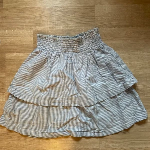 Volang kjol - Säljer den här blå och vit randiga kjolen från h&m men köpt här på Plick 💕 skulle säga att den passar xxs-s