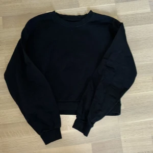 Svart långärmad tröja  - Storlek:170 sitter som S, svart långärmad, medelkort , bra skick