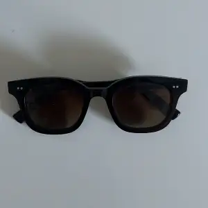 Jag säljer mina solglasögon från chimi 02 då dom tyvärr inte kommer till användning  Dom är i jättebra skick  Förpackningen finns kvar