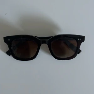 Chimis solglasögon  - Jag säljer mina solglasögon från chimi 02 då dom tyvärr inte kommer till användning  Dom är i jättebra skick  Förpackningen finns kvar