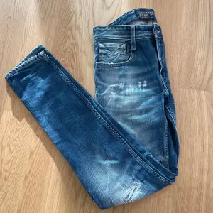 Ett par svin snygga jeans ifrån replay, de är storlek 29:32 men sitter ungefär 1 storlek mindre i midjan, modellen heter anbass som motsvarar slim, mitt pris är 399,hör av er vid minsta fundering!
