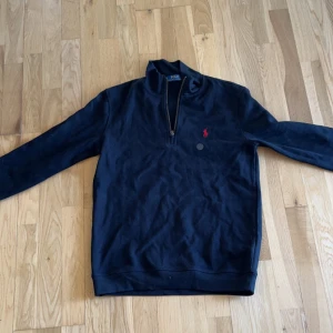 Ralph lauren half zip - Säljer nu min half zip från ralph lauren som är använd 1 gång eftersom den är lite för stor. Storleken är s och skicket är 10/10