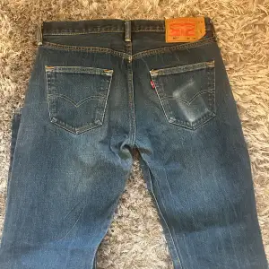 Snyggt slitna Levis 501 jeans.  Strl 32/32 Säljs för 400kr frakt tillkommer på priset