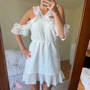 Vit klänning  - Så fin vit klänning. Perfekt till studenten! 