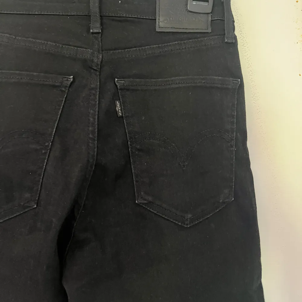 Mile high skinny jeans storlek 27 i midjan tror 32 i längd. Jeans & Byxor.