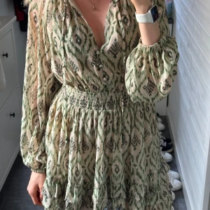 Zara klänning  - Oanvänd klänning från zara med lappen kvar, köptes förra sommaren men inte riktigt min stil☺️ storlek s💞