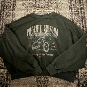 Tröja med tryck - En tunnare tröja från Gina, används aldrig längre. Lite Kroppad 