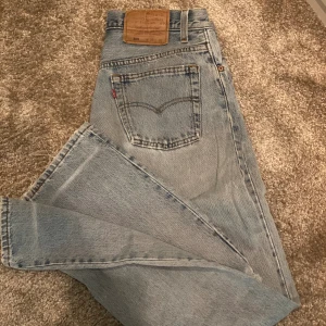 Levis 501or - Vintage Levis 501:or i använt skick. Svårt att hitta 501:or i denna storlek, W29 L32. Ett hål vid knät 