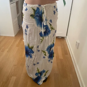 Kjol/klänning - Jättefin klänning köpt utomlands som även kan användas som kjol, jättebra skick, skriv vid frågor💕