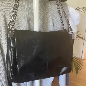 Super fin och trendig väska köpt från Zara, säljer för att den inte kommer till användning🩷