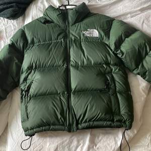 Jag säljer denna gröna north face puffer jacket i grön den är använd fåtal gånger och därför säljer jag den. Jackan är i storlek M men är som en S. (priset går att diskuteras)💞nypris 3899 