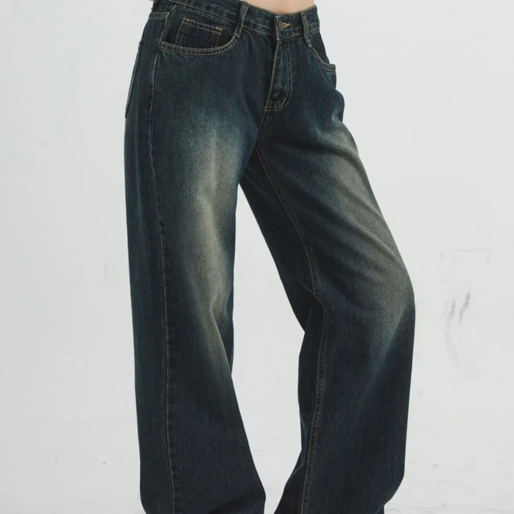 Superfina jeans i vintage färg (se färgen på mina bilder). Köpte för ville ha mer acubi stil men d är för korta för mig🥲 I Koreansk storlek L, mer som S in US sizing . Jeans & Byxor.