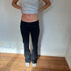 Lågmidjade svarta jeans  - Midjemått( rätt över): 39cm  Inerbenslängd: 83cm   Köp dem via ”KÖP NU” eller Swish  Modellen är 170 cm, inga defekter 💕