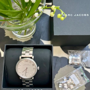 Matte Jacobs klocka - Klocka i silver från Marc Jacobs säljes. Lågt pris pga batteribyte krävs. Vet inte om urverk behöver bytas? Använd i 2 år. Fint skick k. 
