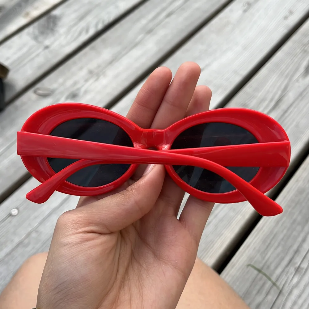 Röda solglasögon från typ flying tiger 🤞 Inte repade alls och är inte så små 💞. Accessoarer.
