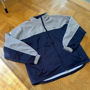 Nike ACG 90’s Vår/Höstjacka - Fint skick. Nedre delen av dragkedjan börjar bli lite sliten men fungerar. Storlek M-L.