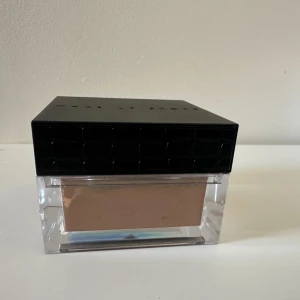 Make up store loose powder  - Loose powder från Make Up Store i färgen 'Cafe au Lait'. Helt ny, bara testad en gång. Säljer den för att jag köpte fel färg.