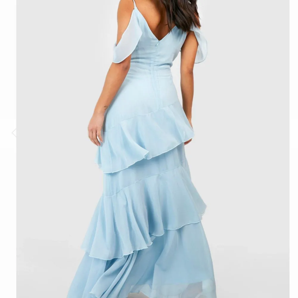 Är det någon som är sugen på att köpa denna jätte fina somriga klänning/balklänning? Skriv eller tryck på köp direkt. Slutsåld på hemsidan, säljer då jag hittat en annan klänning💕SÄNKER INTE PRISET . Klänningar.